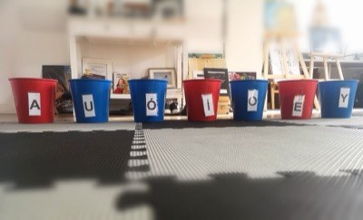 Dzieci uczące się czytać w Gabinecie Pani Pedagog